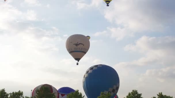 Hete lucht ballonnen deelnemen aan de Europese ballonfestival — Stockvideo