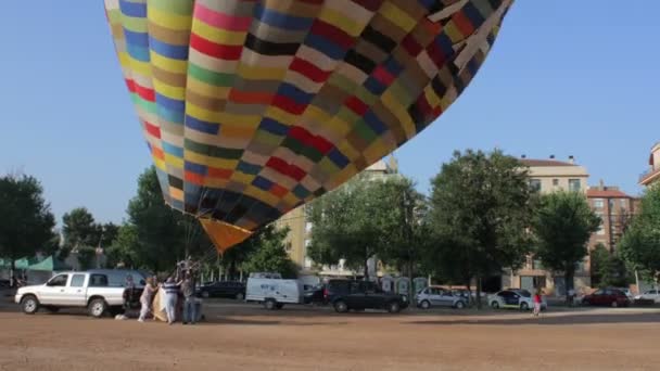 Balonów na ogrzane powietrze wziąć udział w festiwalu Europejskiego balon, — Wideo stockowe