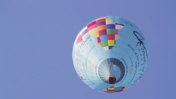 Varmluftsballonger ta del i den europeiska ballong festivalen, — Stockvideo