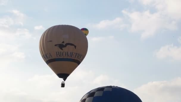 Heißluftballone nehmen am europäischen Ballonfestival teil, — Stockvideo