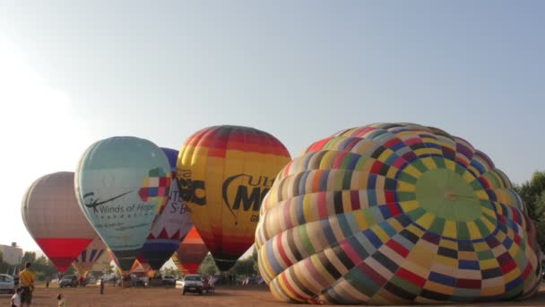 Balões de ar quente participam do festival europeu de balões — Vídeo de Stock