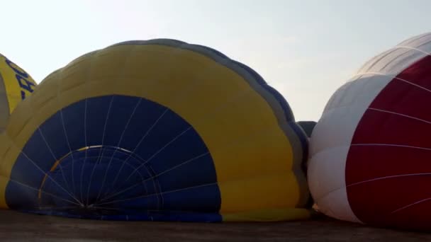 Balões de ar quente participam do festival europeu de balões — Vídeo de Stock