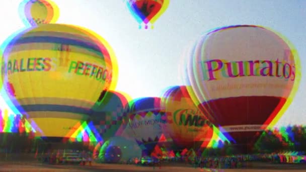 Hete lucht ballonnen deelnemen aan de Europese ballonfestival — Stockvideo