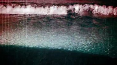 Dalgalar güneş ışığı yansımaları ile plaj üzerine alıştırma