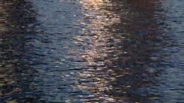 Strand, napfényre reflexiók tükrösítésből hullámok — Stock videók