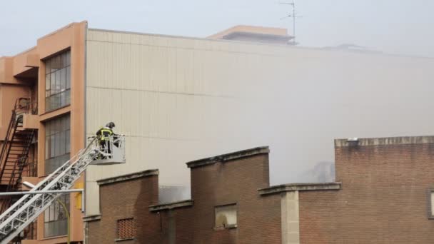 Bomberos manguera abajo fuego en barcelona — Vídeos de Stock