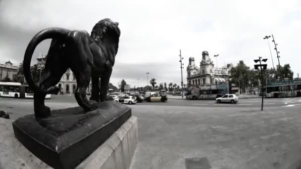 Staty av ett lejon på colon, med trafik och, barcelona, Spanien — Stockvideo