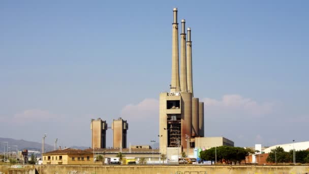 Электростанция в Барселоне, Испания — стоковое видео
