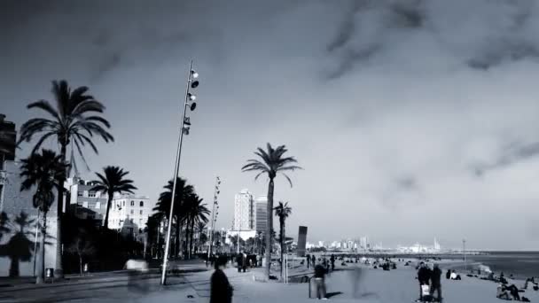 在 barcenoleta 巴塞罗那，西班牙的海滩的视图 — 图库视频影像