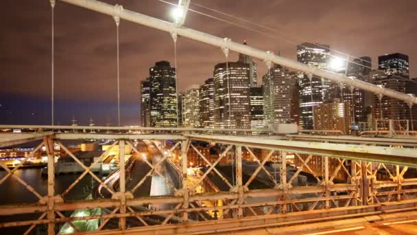 Timelapse del puente Brooklyn por la noche, Nueva York — Vídeos de Stock