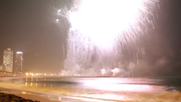 Niesamowity pokaz sztucznych ogni podczas festiwalu la merce — Wideo stockowe