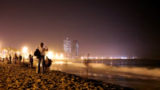 Spěchat na pláži v noci, barcelona — Stock video
