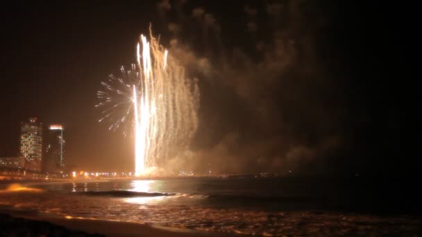 Increíble exhibición de fuegos artificiales durante el festival de la merce — Vídeo de stock