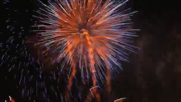 Θεαματικά πυροτεχνήματα κατά τη διάρκεια της la merce Φεστιβάλ και γιορτές στη Βαρκελώνη, Ισπανία — Αρχείο Βίντεο