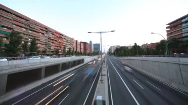 barcelona İspanya Köprüsü'nden Timelapse gece trafik panning vurdu