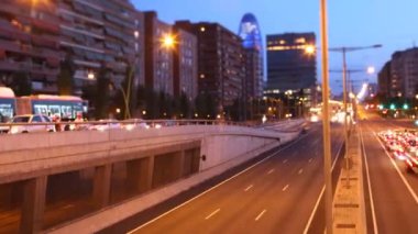 barcelona İspanya Köprüsü'nden Timelapse gece trafik panning vurdu