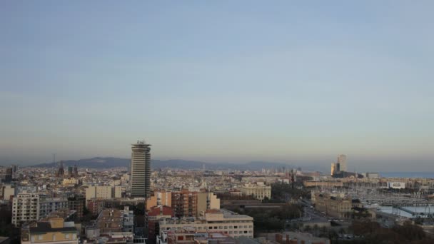 Panorámás kilátás nyílik a barcelona város éjjel — Stock videók