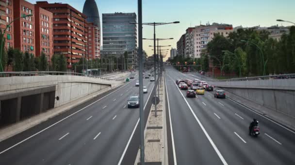 Schwenken Zeitraffer Nachtverkehr von einer Brücke in Barcelona Spanien erschossen — Stockvideo