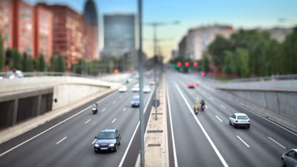 Panning timelapse traffico notturno sparato da un ponte a Barcellona Spagna — Video Stock