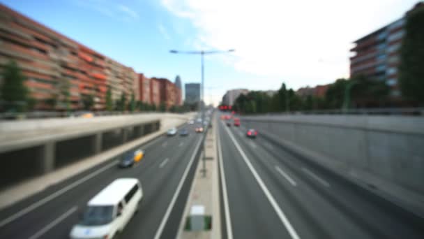 Timelapse nachtelijke verkeer panning shot van een brug in barcelona Spanje — Stockvideo