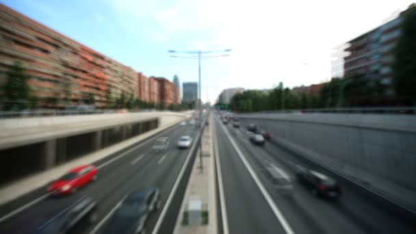 Panorámica del tráfico nocturno desde un puente en Barcelona España — Vídeo de stock