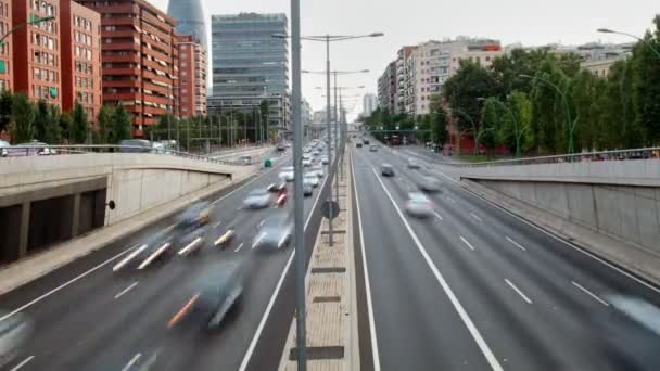 Panorering timelapse nattetid trafik skott från en bro i barcelona Spanien — Stockvideo