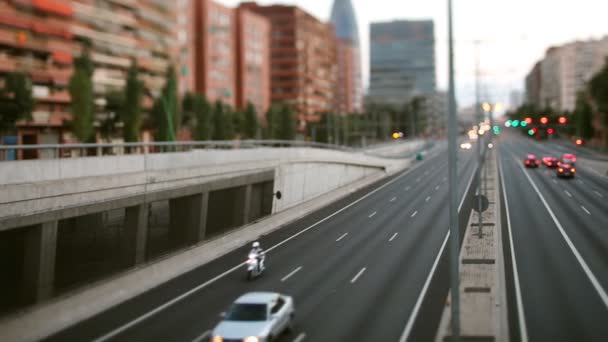 Panning Timelpase und aus dem Fokus abstrakte Aufnahme des Verkehrs in Barcelona Spanien in der Nacht — Stockvideo