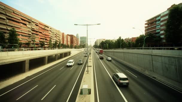 Panorama timelpasa y fuera de foco plano abstracto de tráfico en barcelona España por la noche — Vídeos de Stock