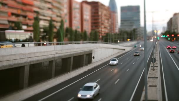 Panorering timelpase och av fokus abstrakt skott av trafik i barcelona Spanien på natten — Stockvideo