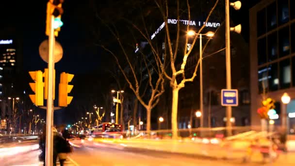 Čas na pouliční scénu za soumraku v Barceloně, Španělsko — Stock video