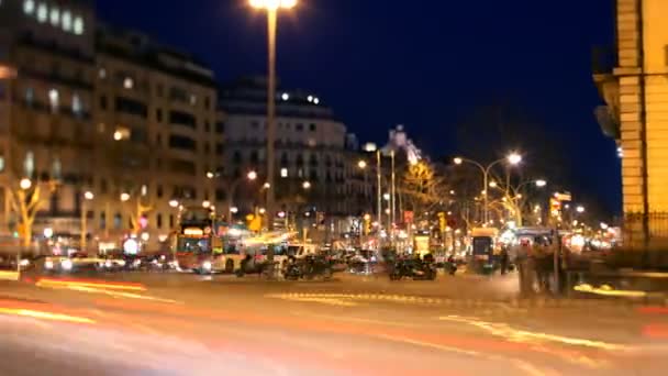 Een pan tegenover een straat scene in de schemering in Barcelona, spanje — Stockvideo