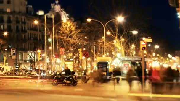 Pánev přes ulici za soumraku v Barceloně, Španělsko — Stock video