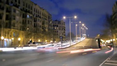 Geceleri, Full tilt ve shift lens ile İspanya Barcelona'da sokak bir sahnenin bir timelapse