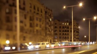 Geceleri sokak bir sahne Barcelona'da bir timelapse