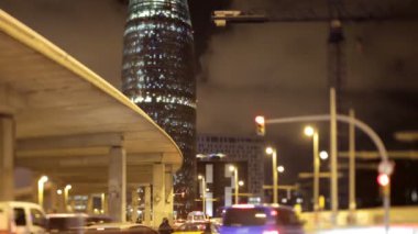 barcelona ve yollarda trafik bina torres agbar gece atış