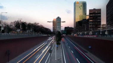 hareket kentsel sahne trafik yolda büyük bir gece karanlığında durdurmak barcelona, İspanya