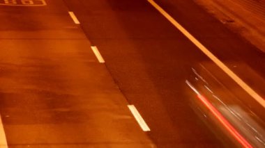 hareket kentsel sahne trafik yolda büyük bir gece karanlığında durdurmak barcelona, İspanya