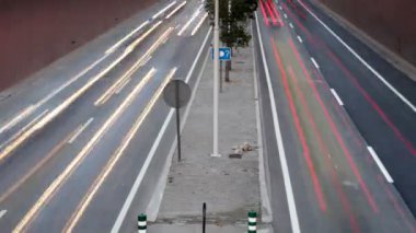 hareket kentsel sahne trafik yolda büyük bir gece karanlığında durdurmak barcelona, İspanya