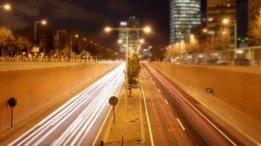 gece saat trafik Rush otoyolu timelapse sahne, Barselona, İspanya