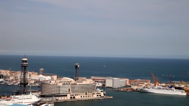 Panoramisch uitzicht van de stad van barcelona, op zoek naar beneden van mont juic — Stockvideo