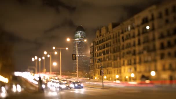Uma timelapse de uma cena de rua em barcelona à noite, espanha usando tilt e lente de deslocamento — Vídeo de Stock