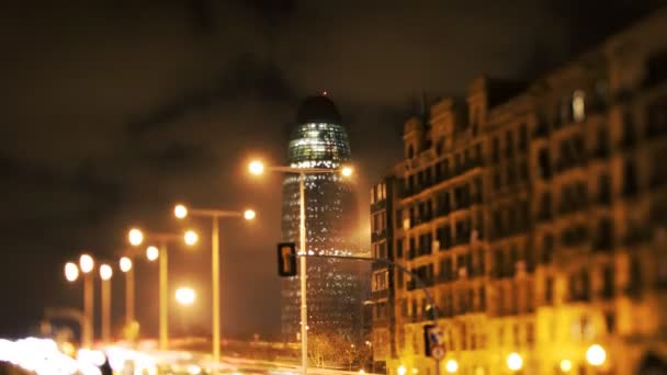Misschien shot van de torres agbar gebouw in barcelona en verkeer op de wegen — Stockvideo