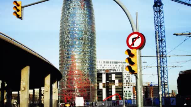 Shot van de torres agbar gebouw in barcelona en verkeer op de wegen — Stockvideo