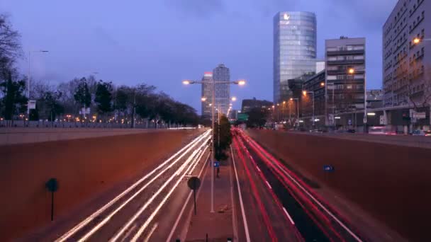 Pare o movimento cena urbana do tráfego em uma estrada principal no crepúsculo em barcelona, Espanha — Vídeo de Stock