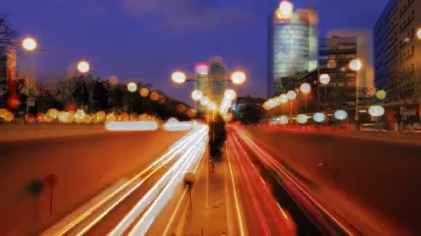 Stop motion scena urbana di traffico su una strada principale al crepuscolo di Barcellona, Spagna — Video Stock