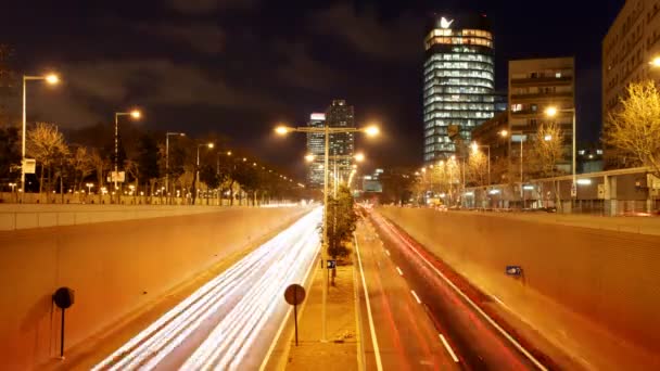 バルセロナ、スペインで夕暮れ時に主要な道路上のトラフィックの動き都市の光景を停止します。 — ストック動画