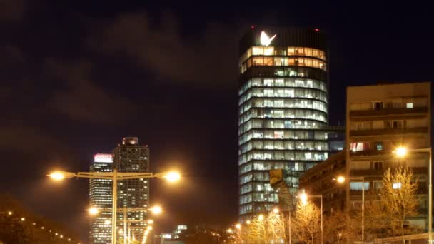 Las luces de un rascacielos se encienden al caer la noche — Vídeo de stock