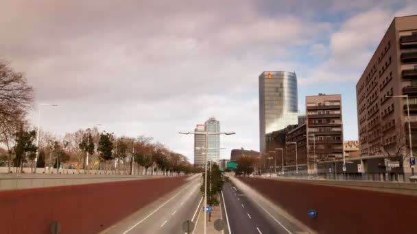 Barcelona, İspanya ana yol üzerinde hareket kentsel sahne trafiğini durdurmak — Stok video