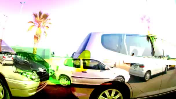 비치와 주차 된 자동차 형태로 움직이는 오토바이에 총 시체스, 스페인 — 비디오
