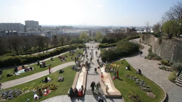 Розслабляється в сонячну неділю після обіду в парку Белвілл, Париж — стокове відео